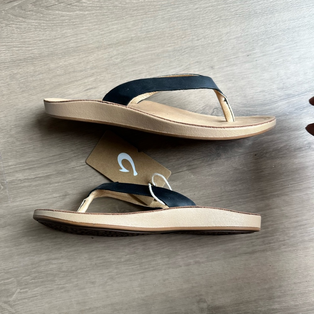 NEW! OluKai Women's Black and Tan Sandals Flip Flops - size 7w - Picture 2 of 8